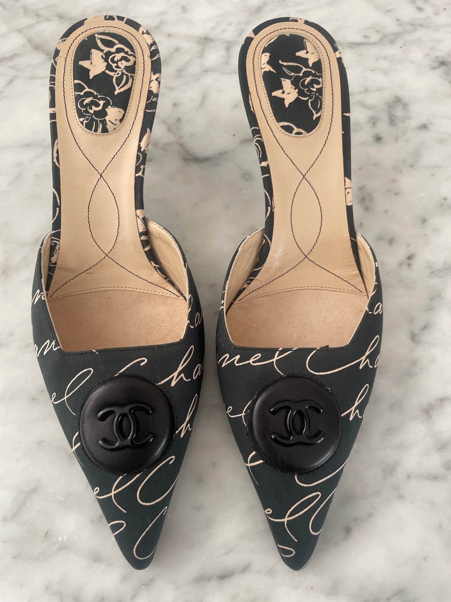 Chanel - Kitten Heels - Sort Satin med creme logoskrift og sort logo-emblem