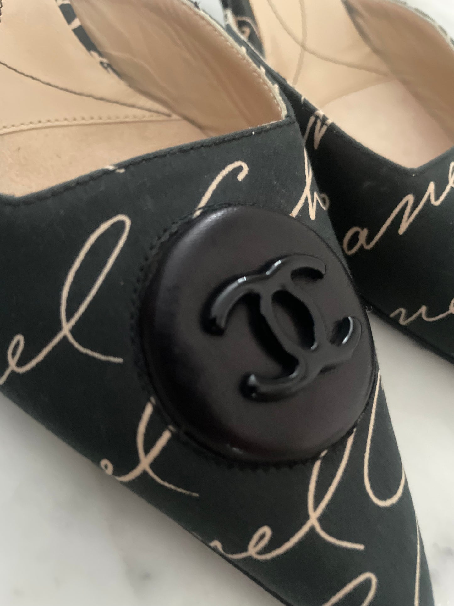 Chanel - Kitten Heels - Sort Satin med creme logoskrift og sort logo-emblem