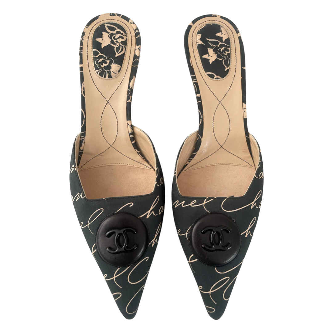 Chanel - Kitten Heels - Sort Satin med creme logoskrift og sort logo-emblem