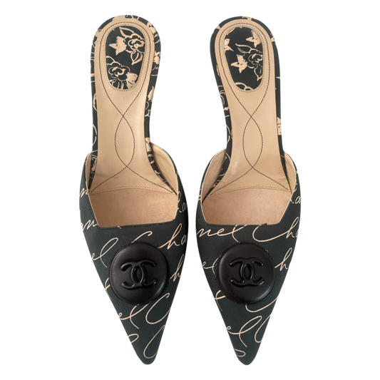 Chanel - Kitten Heels - Sort Satin med creme logoskrift og sort logo-emblem