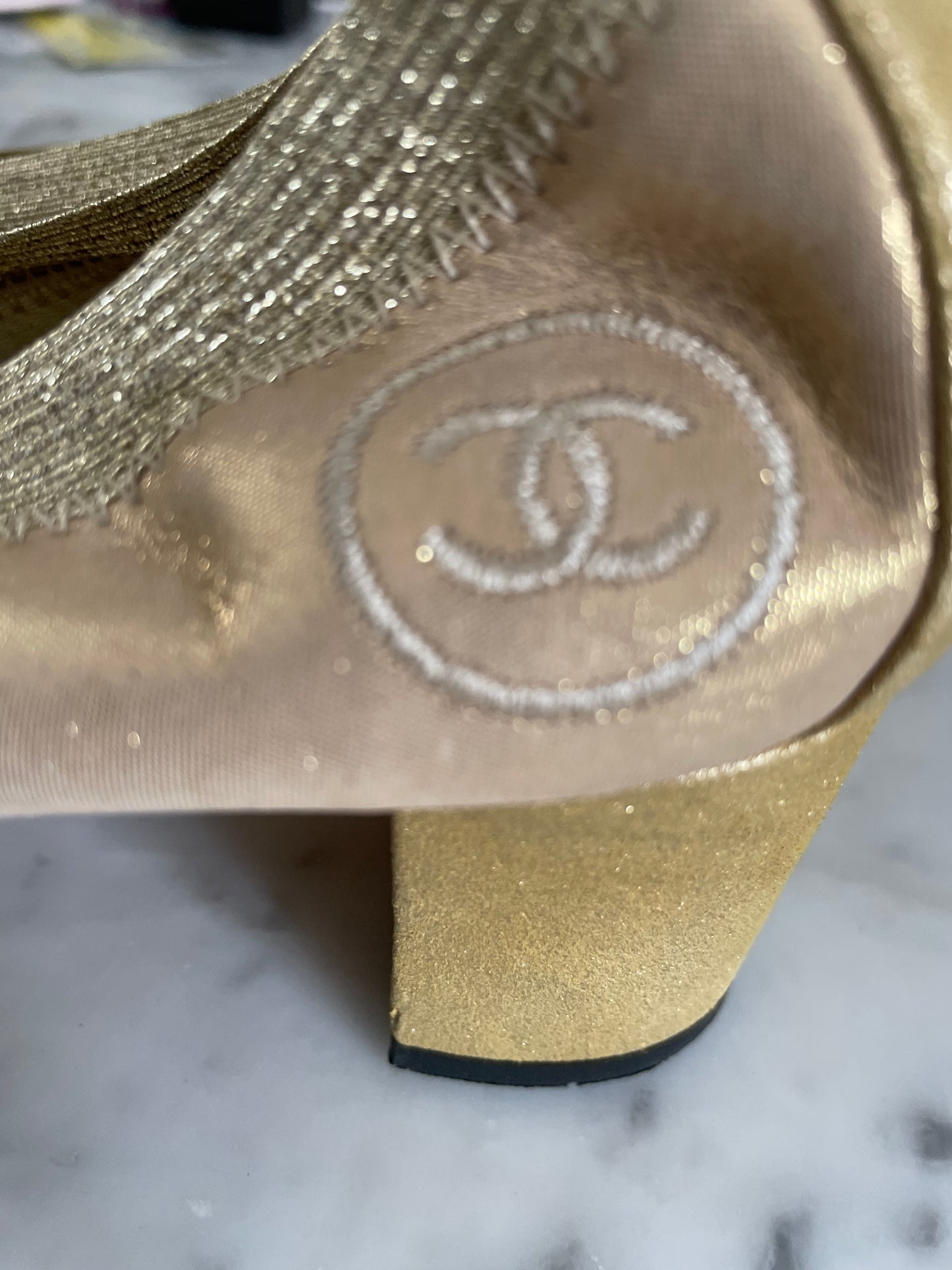 Chanel - Klassisk højhælet med elastisk fod og CC logo - GULD