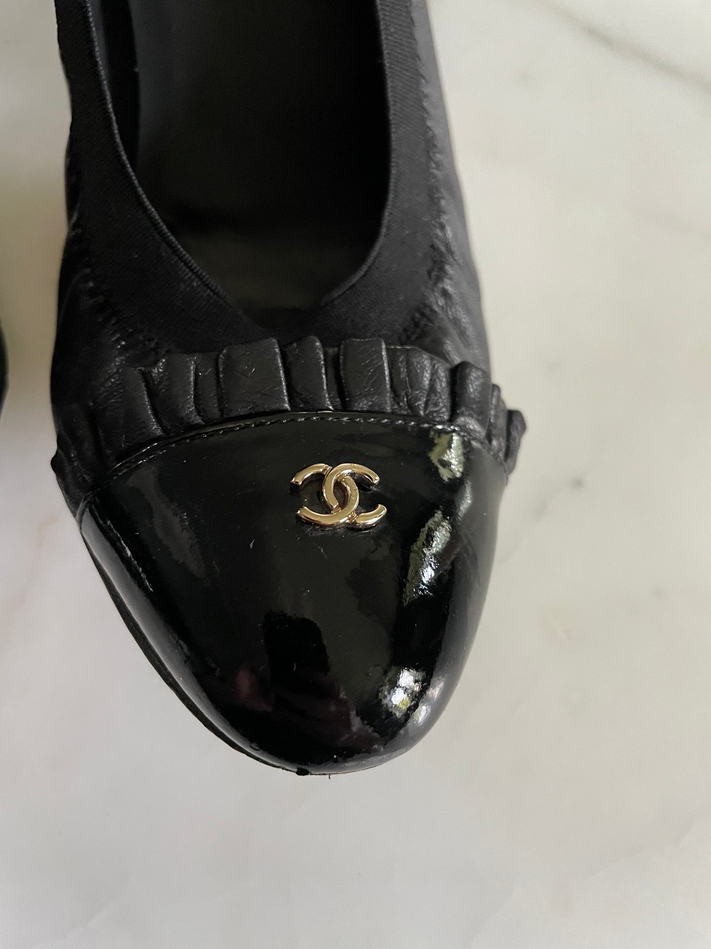 Chanel - Klassisk højhælet med elastisk fod og CC logo