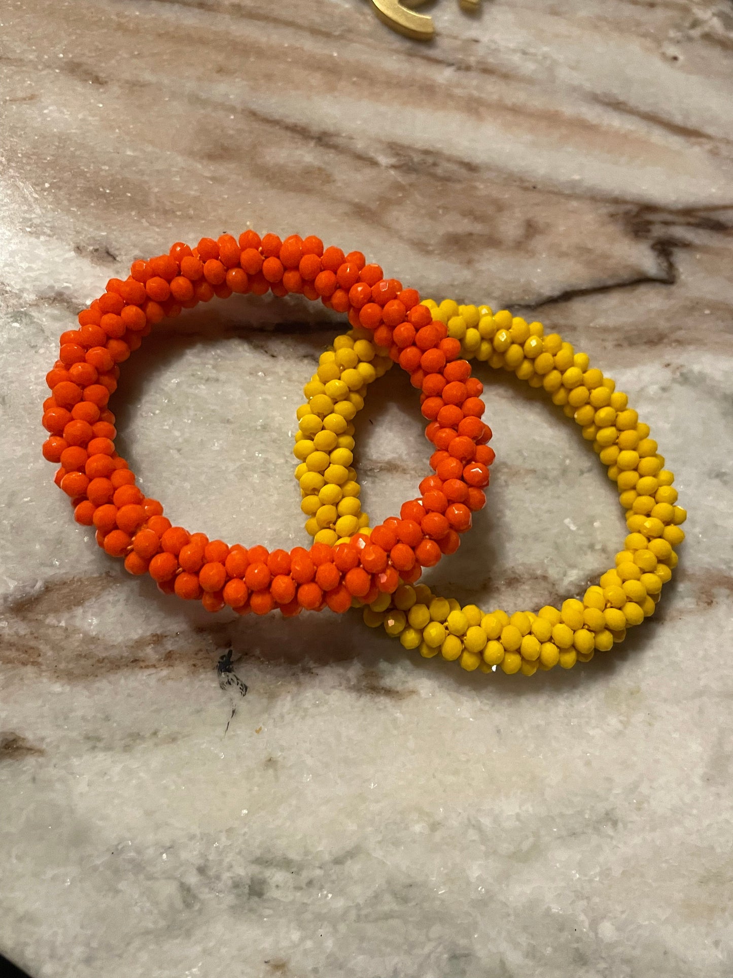 Armbånd - orange glimmer perler