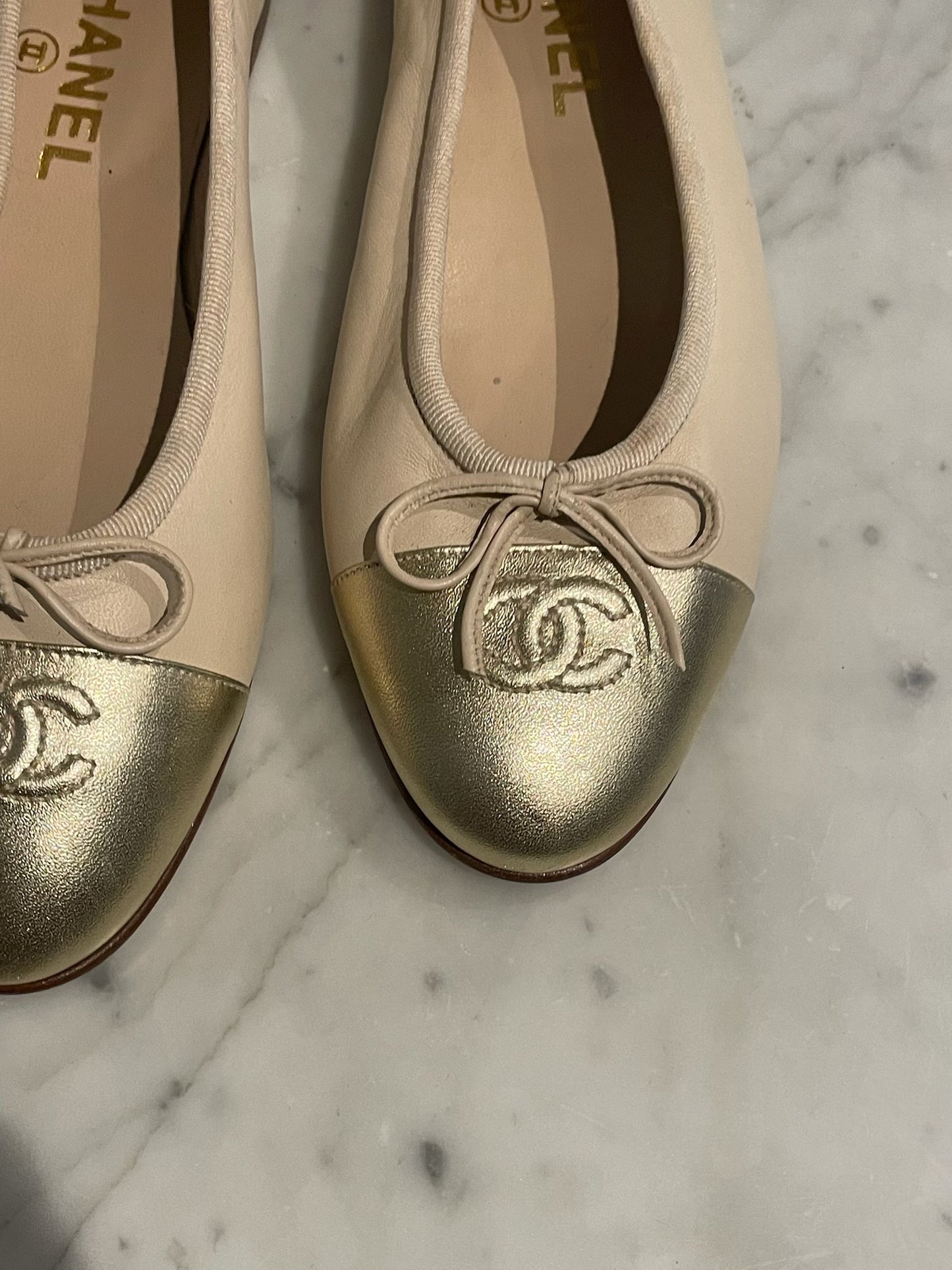 Chanel - Ballerina med CC logo - Ecru & guld