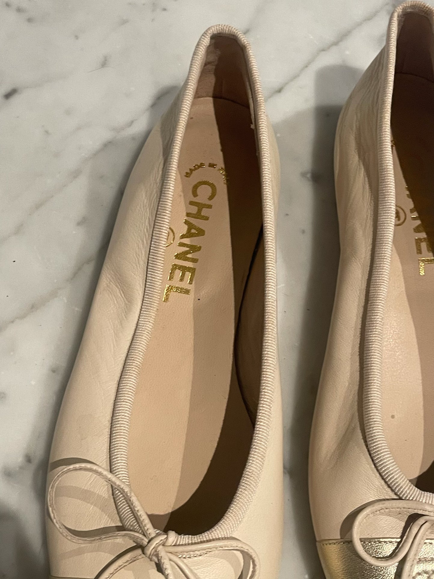 Chanel - Ballerina med CC logo - Ecru & guld