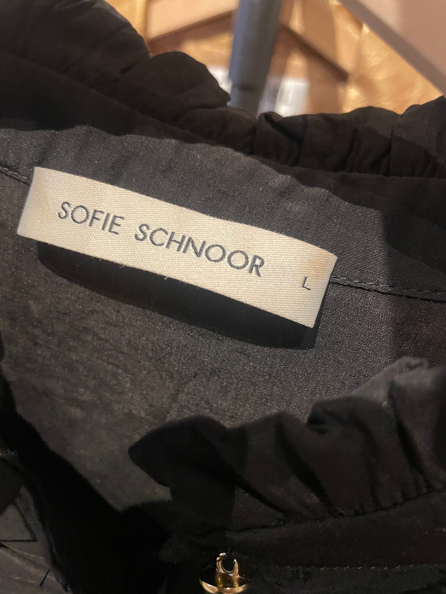 Skjorte - sort m. guldknapper & flæser - Sofie Schnoor