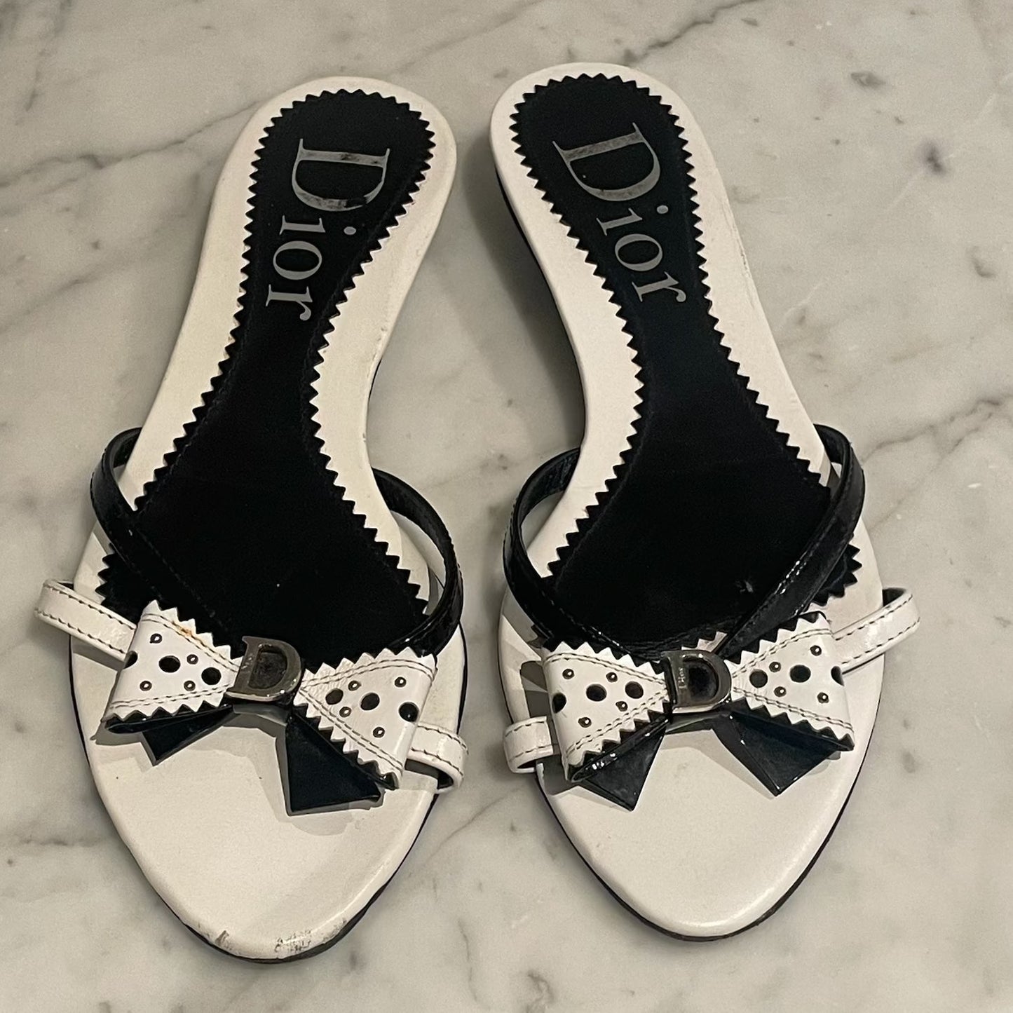 Dior - Mules med Kitten Heel - hvid & sort