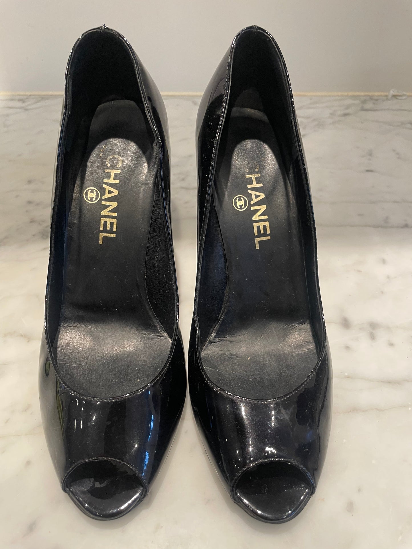 Chanel - CC stilet - Open toe - Patent leather - Sort