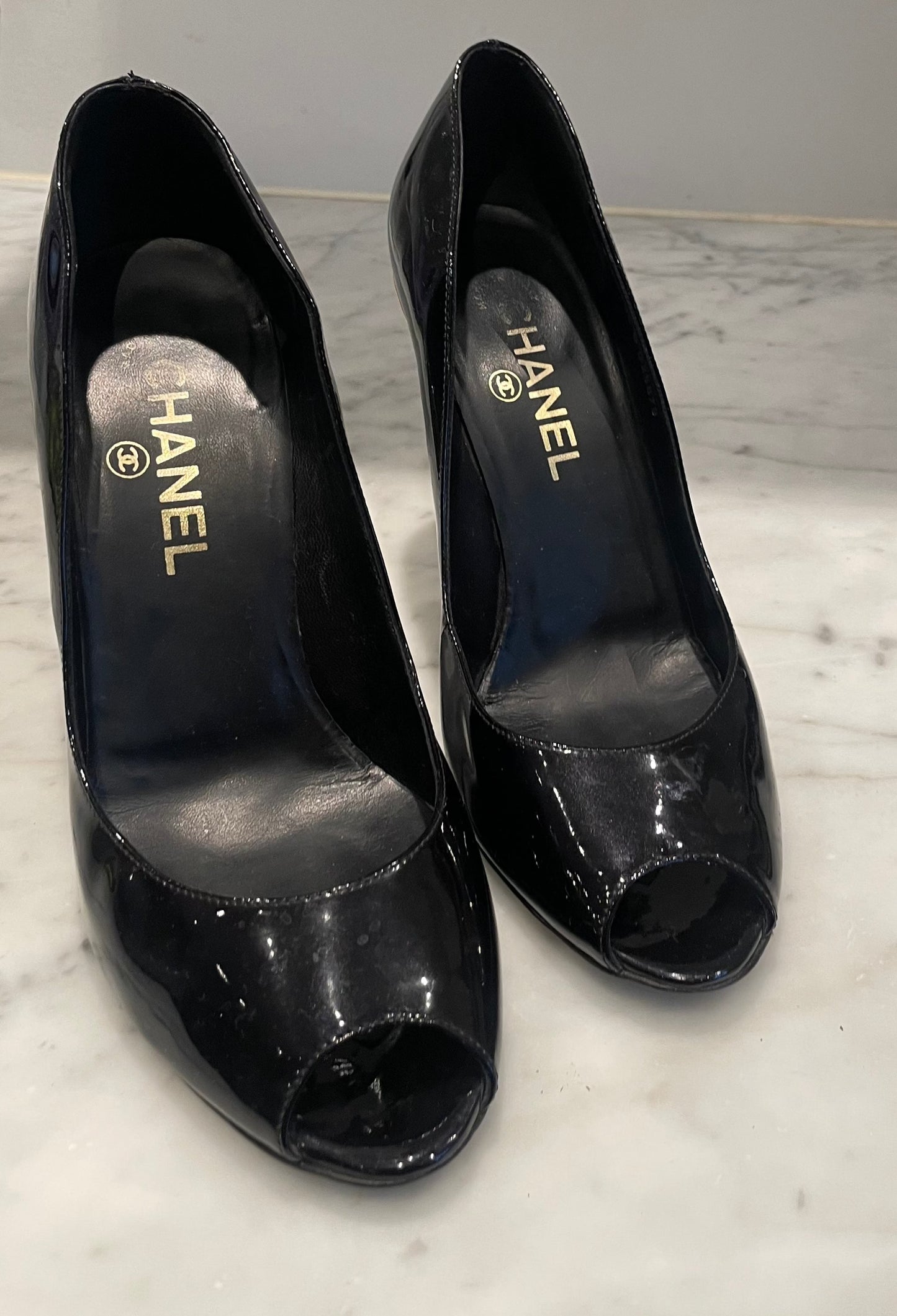 Chanel - CC stilet - Open toe - Patent leather - Sort