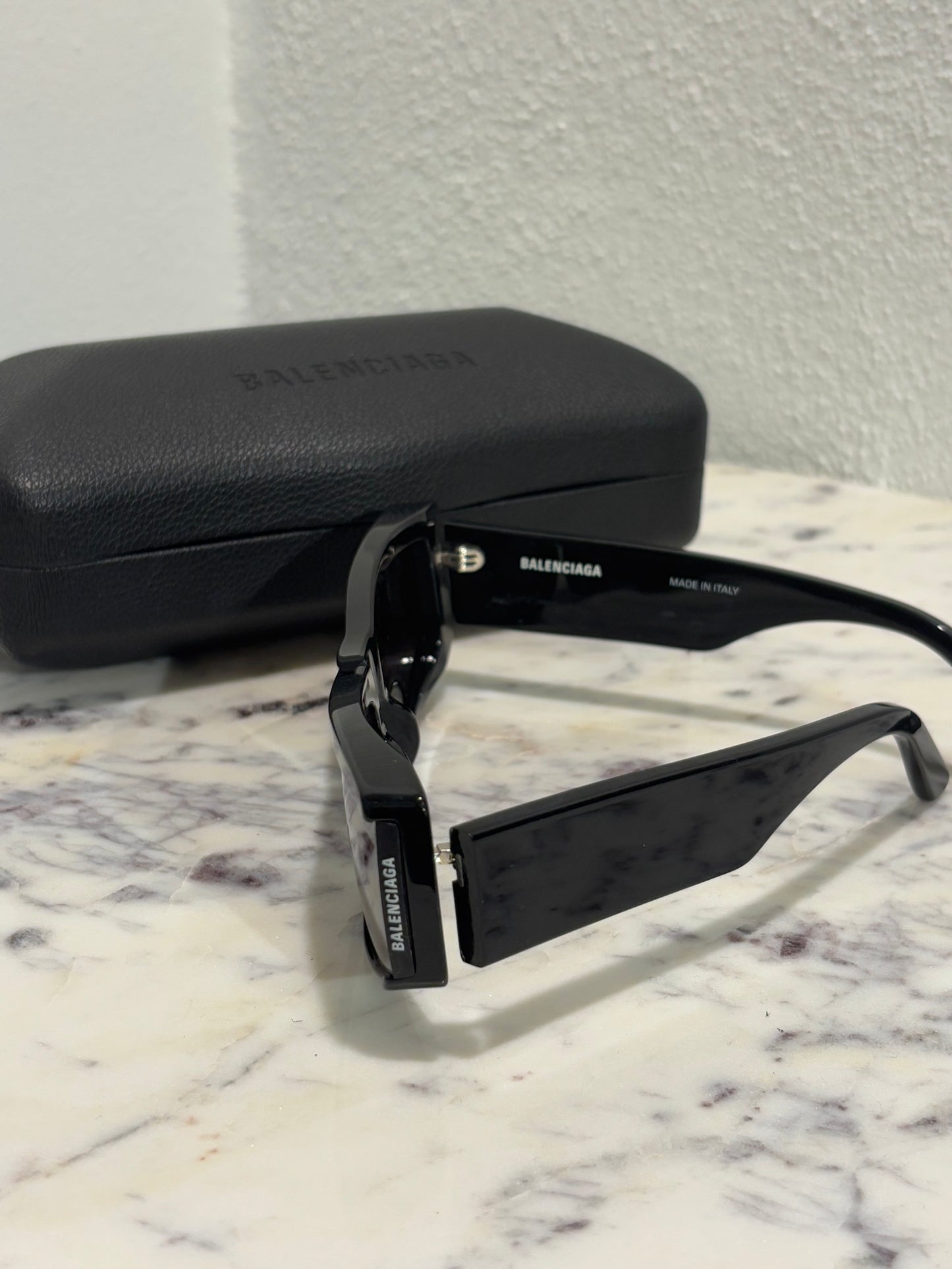 Balenciaga - Sunglasses - Black w. original box - Medinas Wardrobe