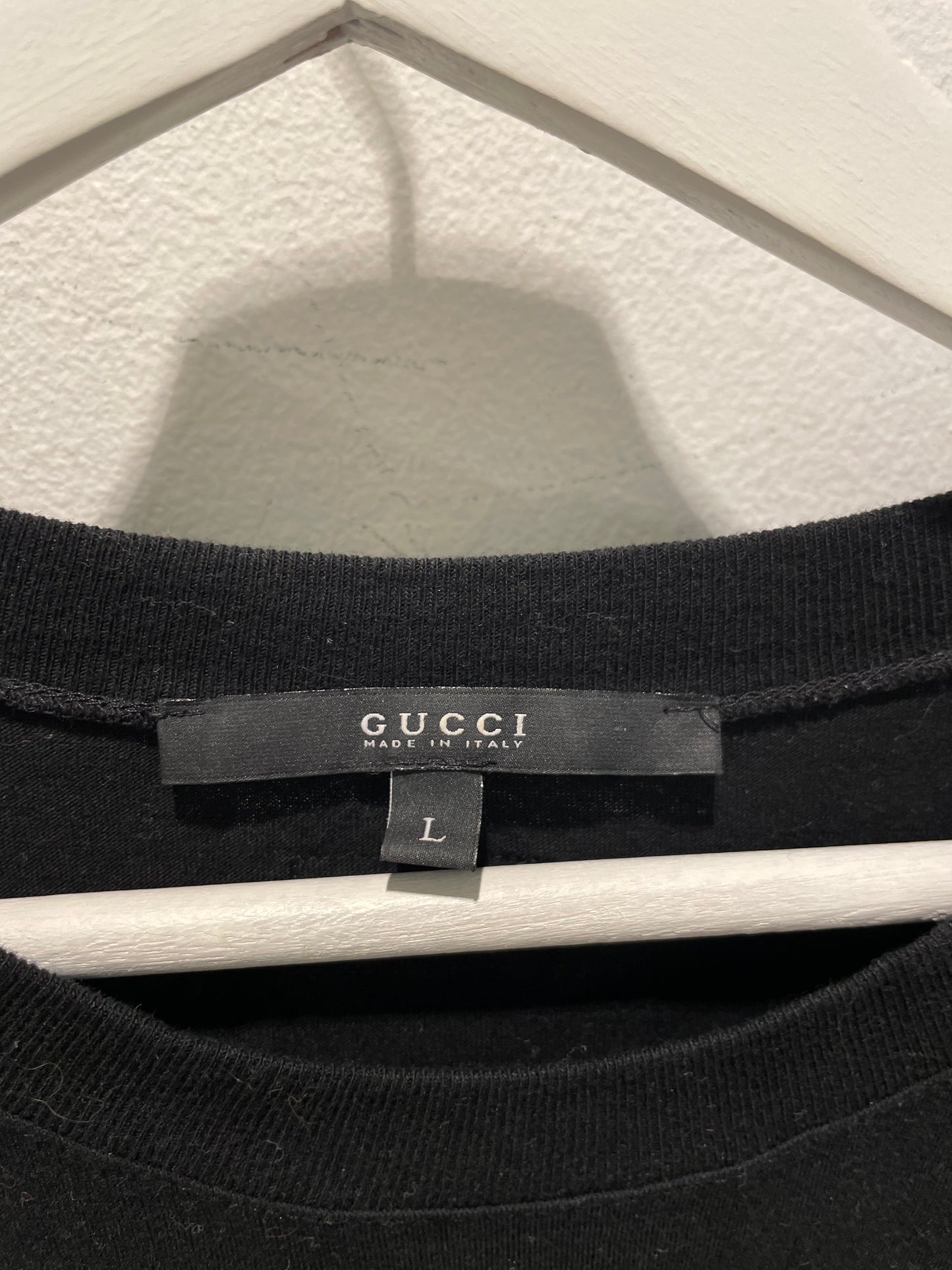 Gucci - Tee - Black w. gold logo - S/M