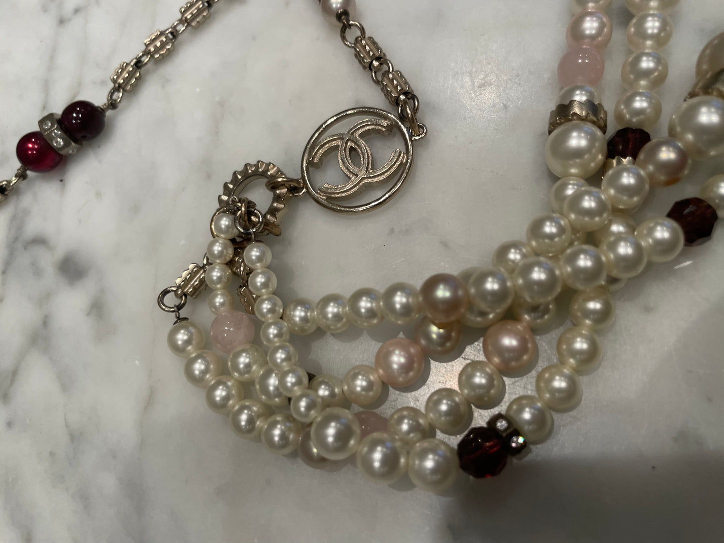 Chanel - Volumiøs halskæde med Mother of Pearls og CC logo