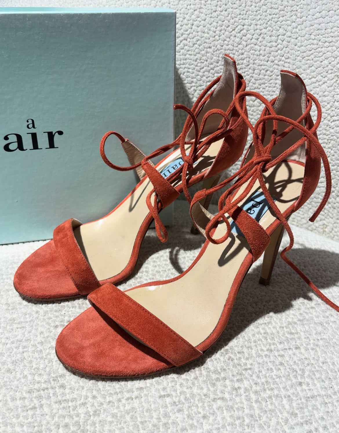 A Pair – sandals w. heels - 40