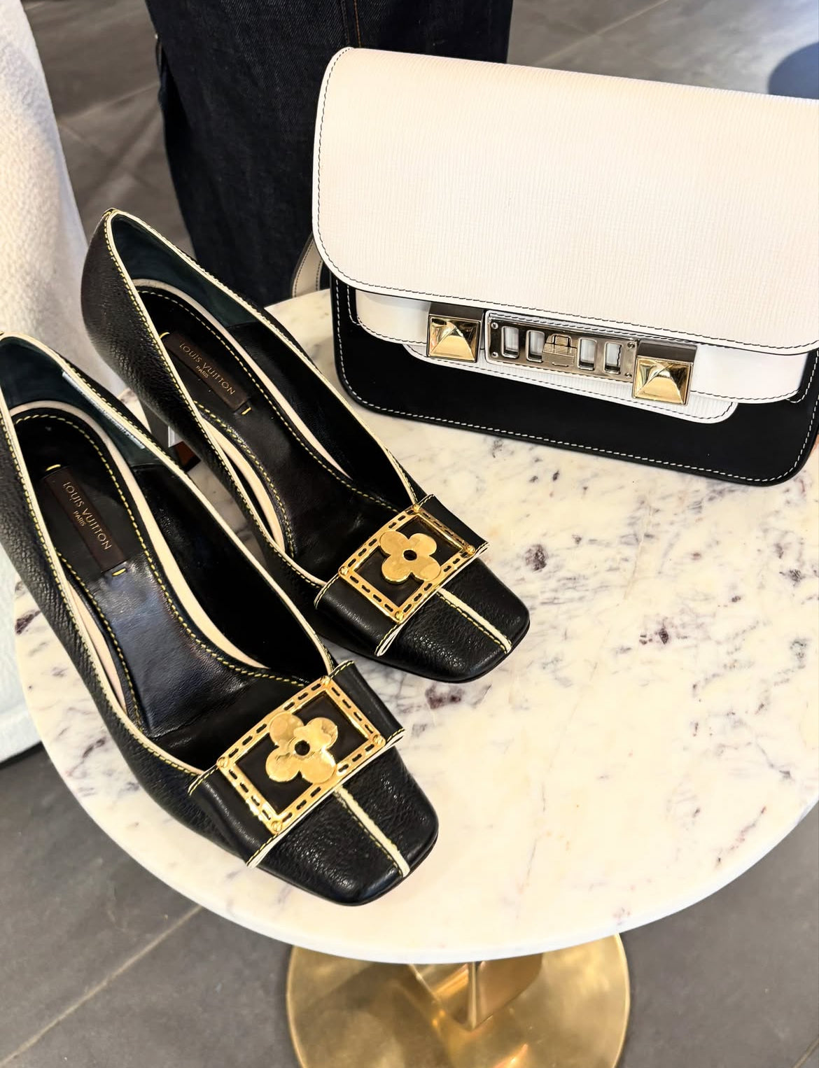 Louis Vuitton Heels – Black w. gold logo flower - 38
