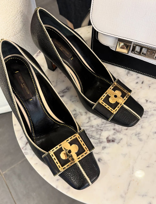 Louis Vuitton Heels – Black w. gold logo flower - 38