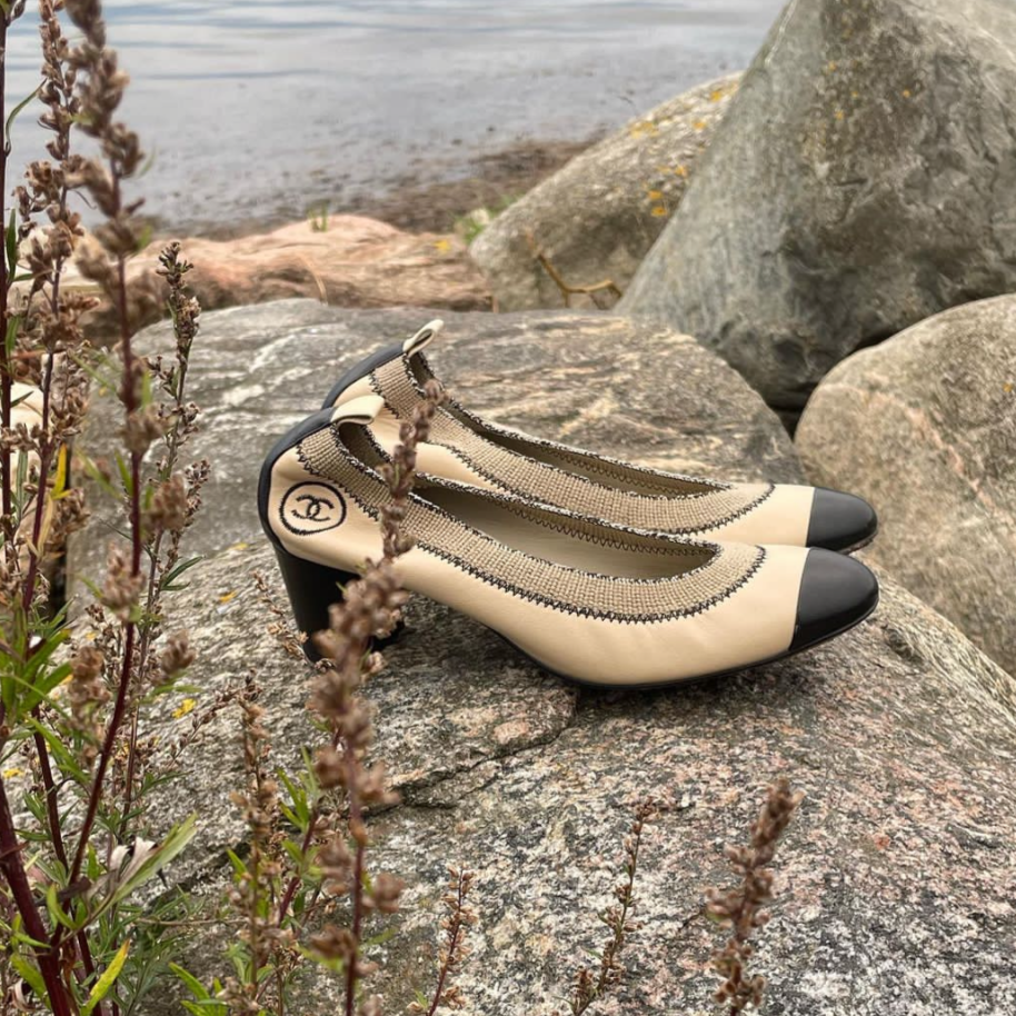 Chanel - Klassisk højhælet med elastisk fod og CC logo - beige & sort