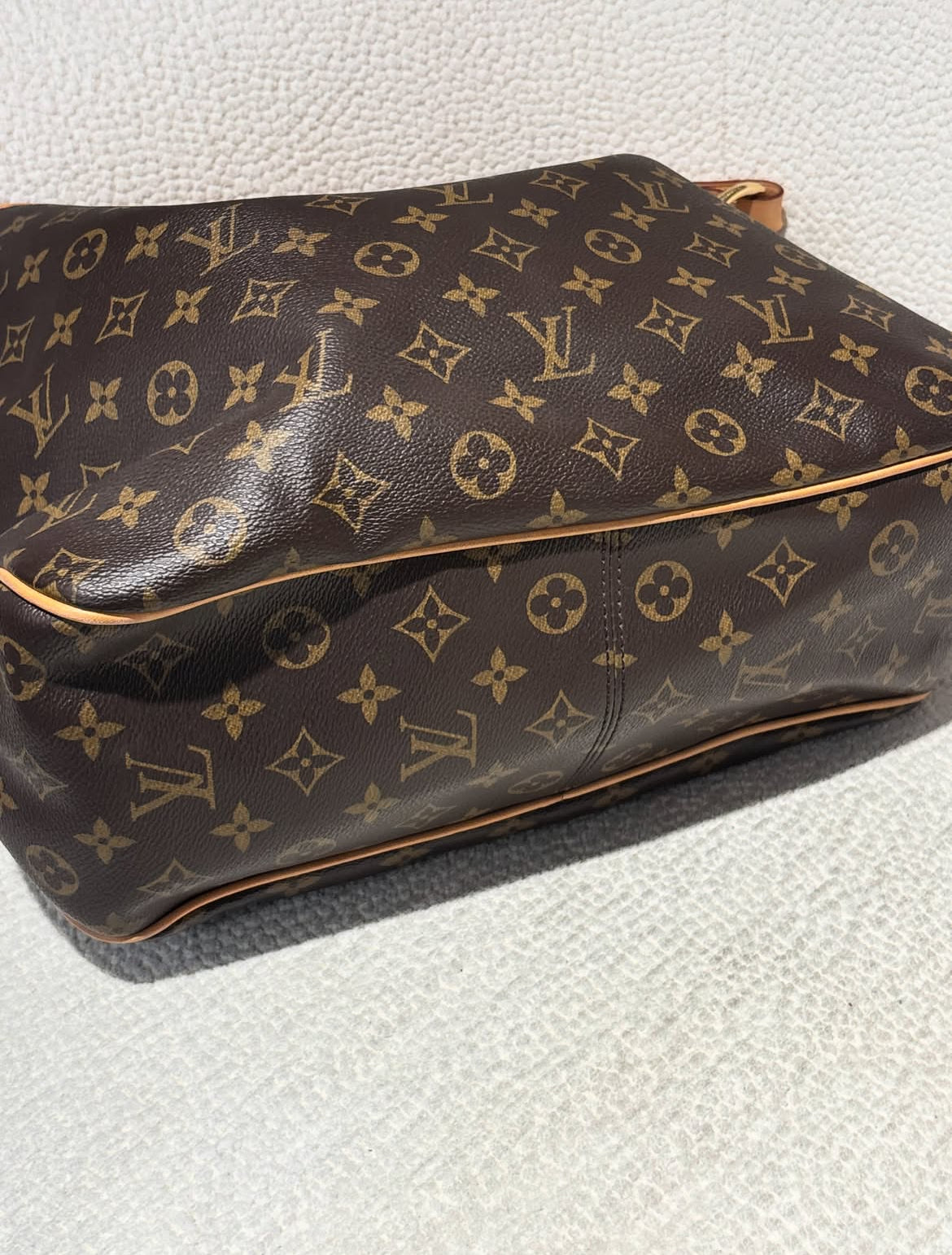 Louis Vuitton - Monogram Leather