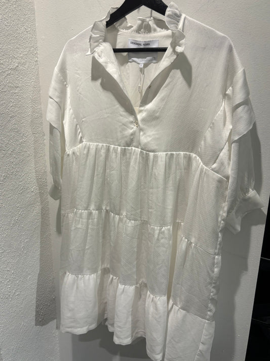 Designers Remix - White satin dress w. frills - oversized - XS/M - Medinas Wardrobe