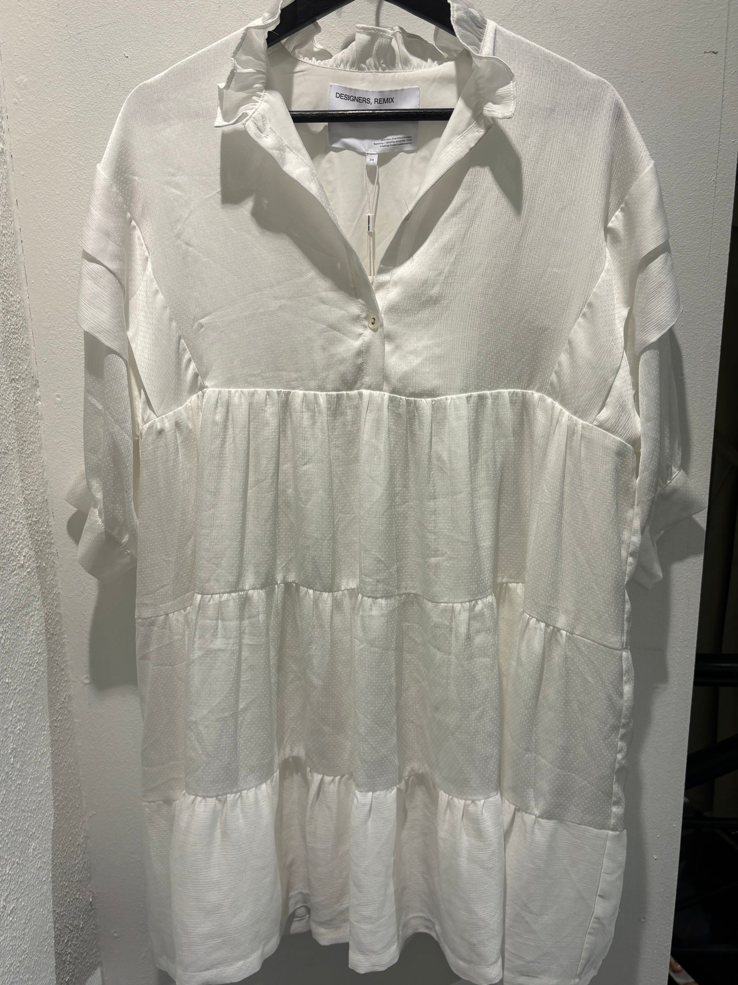 Designers Remix - White satin dress w. frills - oversized - XS/M - Medinas Wardrobe