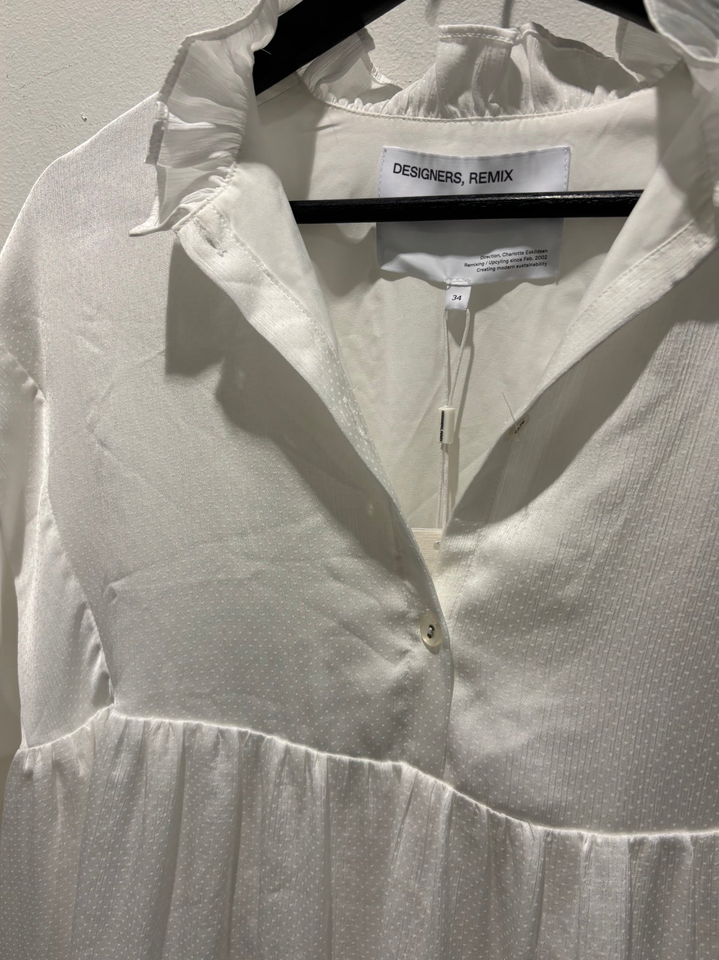 Designers Remix - White satin dress w. frills - oversized - XS/M - Medinas Wardrobe
