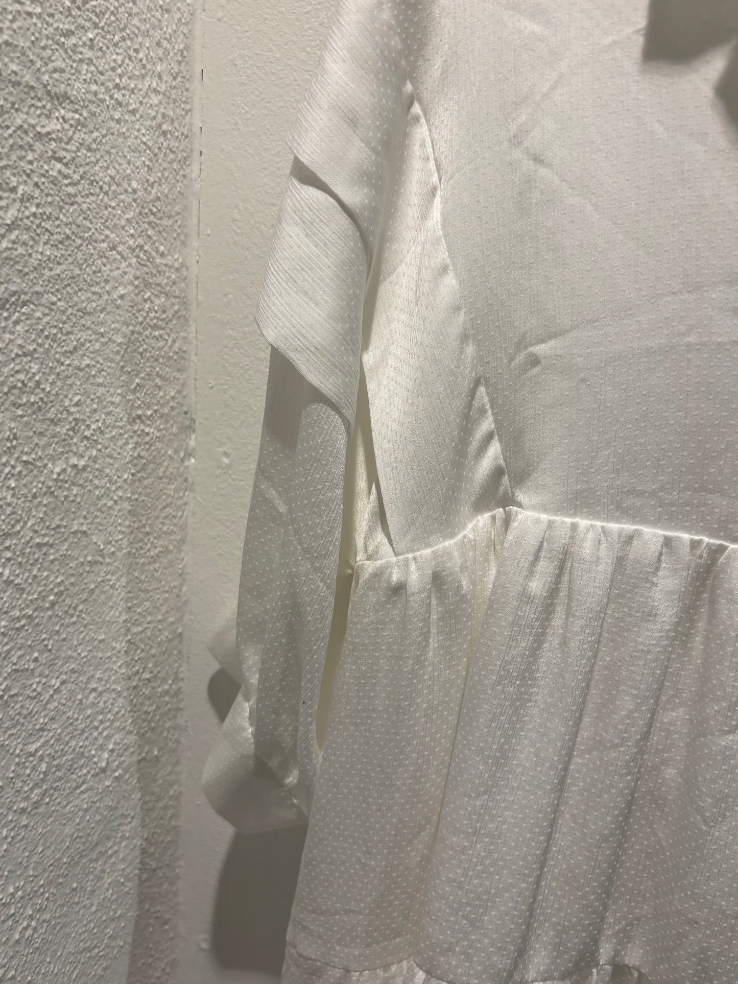 Designers Remix - White satin dress w. frills - oversized - XS/M - Medinas Wardrobe