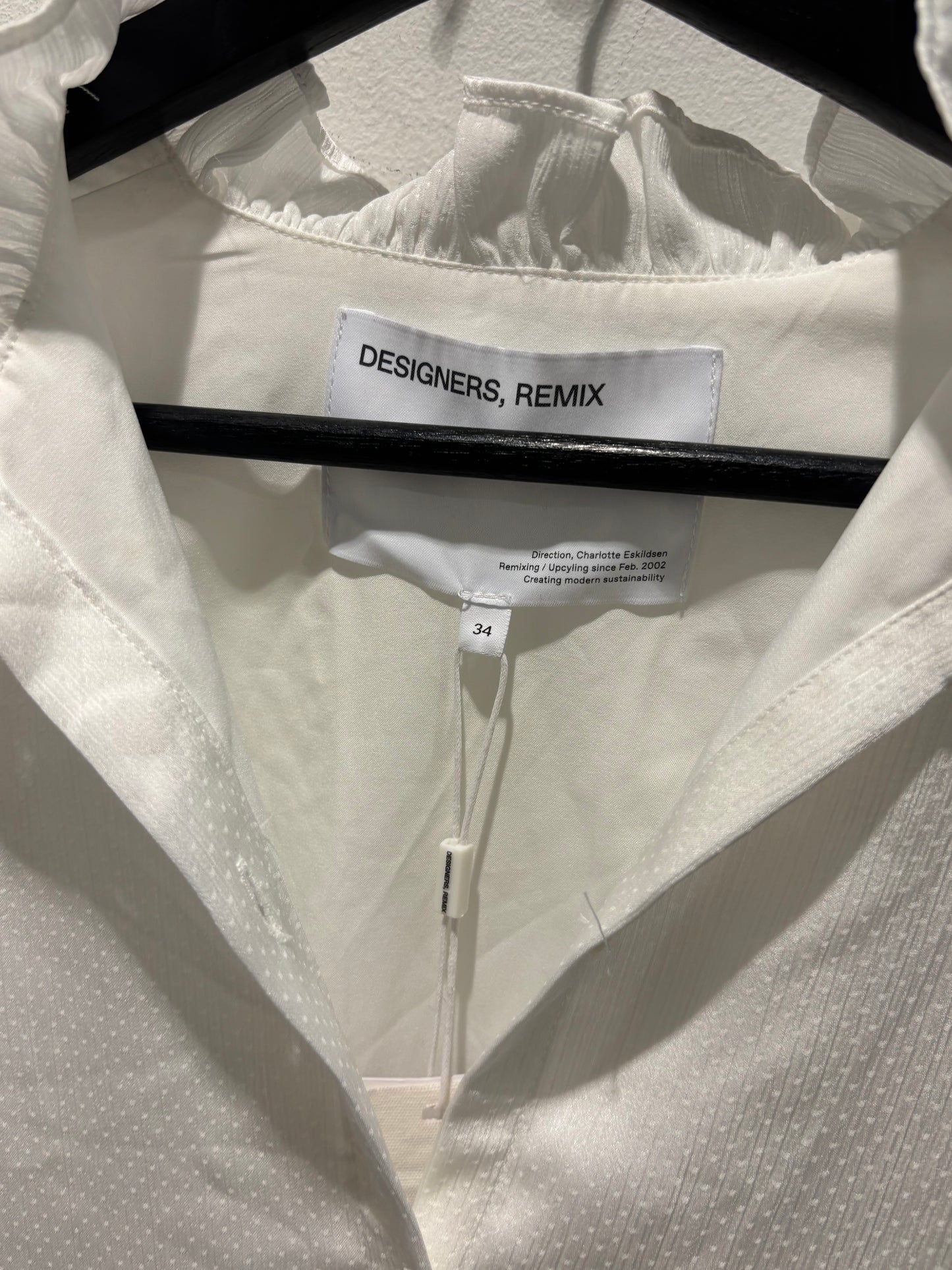 Designers Remix - White satin dress w. frills - oversized - XS/M - Medinas Wardrobe