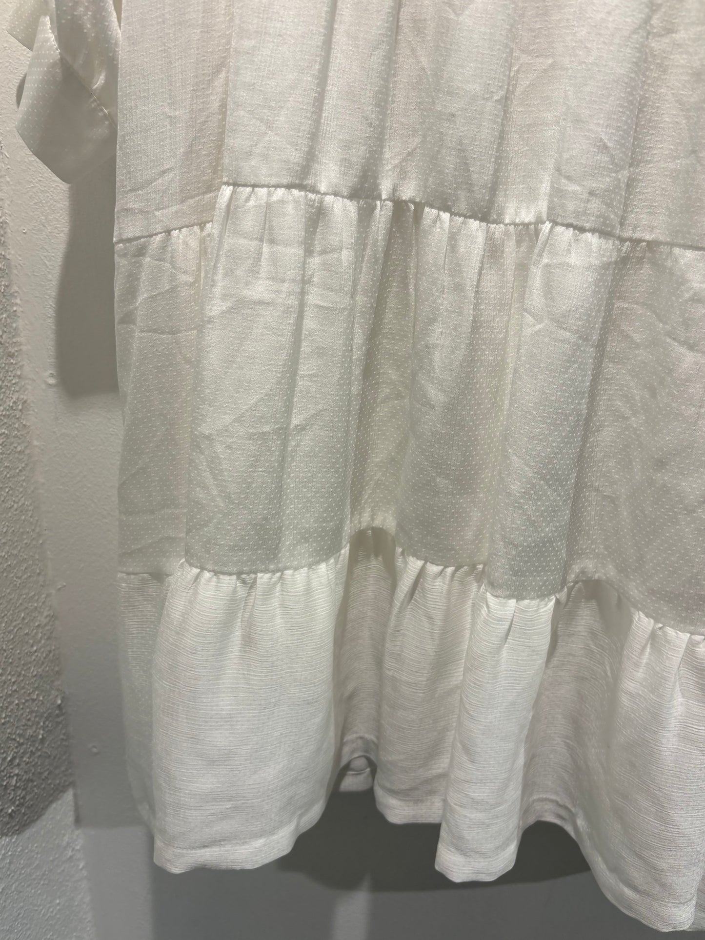 Designers Remix - White satin dress w. frills - oversized - XS/M - Medinas Wardrobe