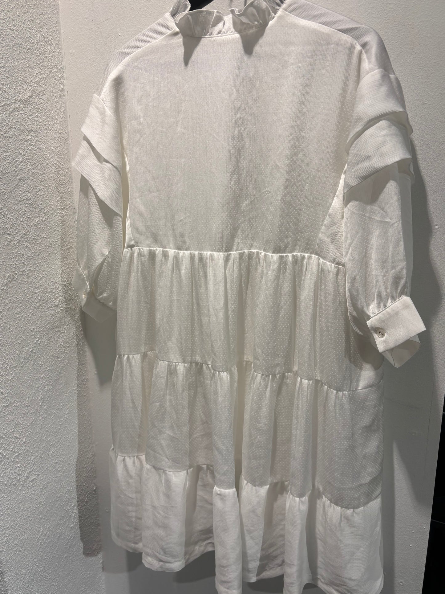 Designers Remix - White satin dress w. frills - oversized - XS/M - Medinas Wardrobe