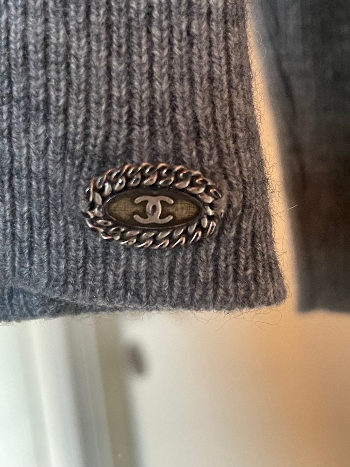 Chanel - Cashmere trøje m. lange ærmer & emblem - S & M