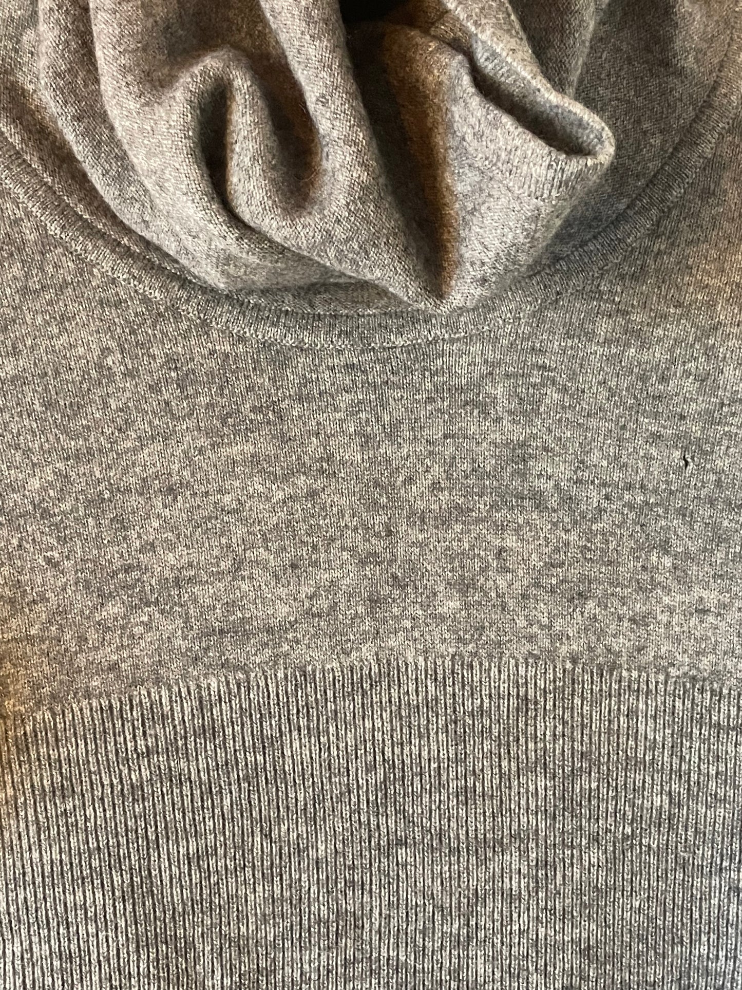 Chanel - Cashmere trøje m. lange ærmer & emblem - S & M