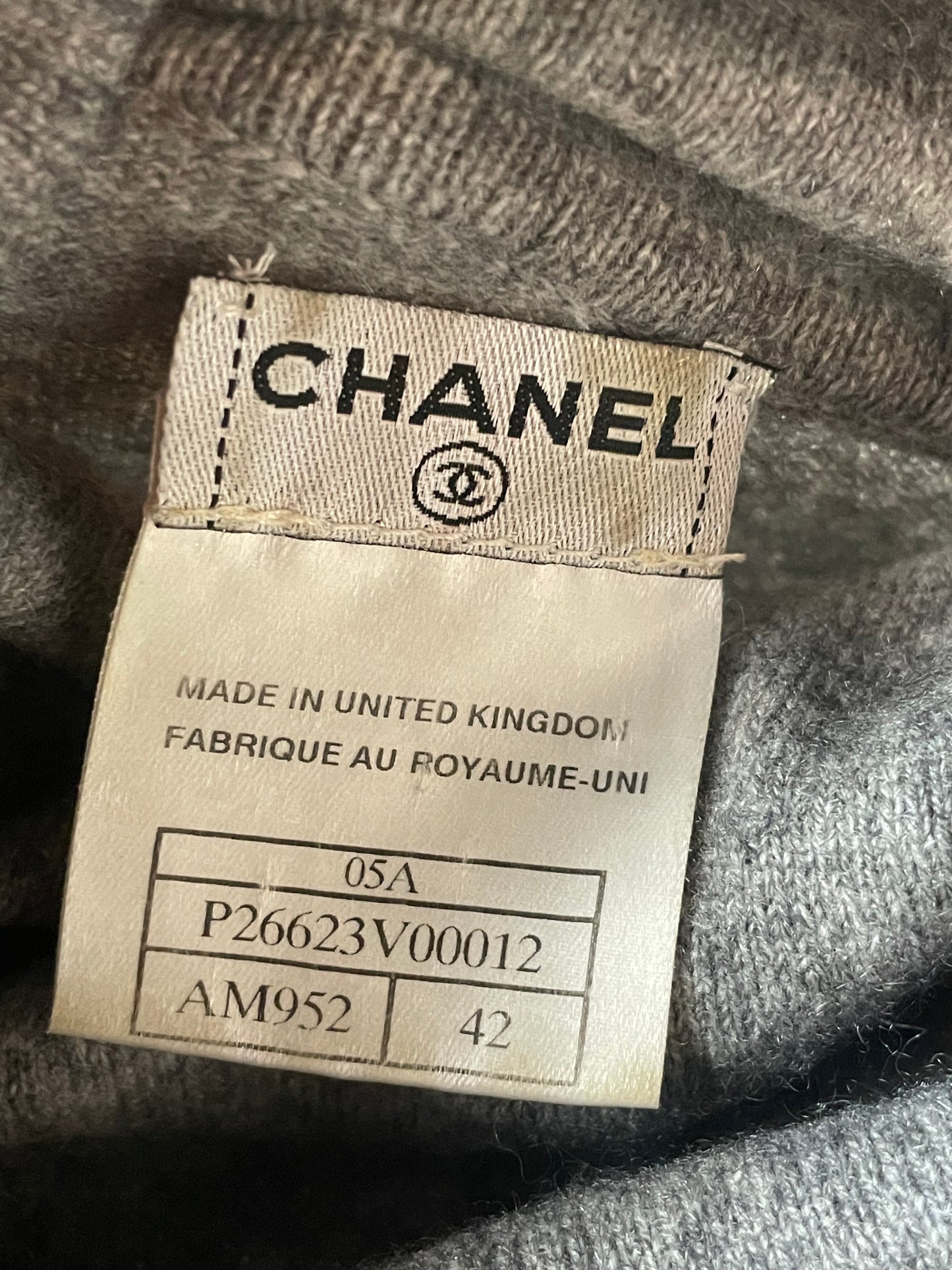 Chanel - Cashmere trøje m. lange ærmer & emblem - S & M