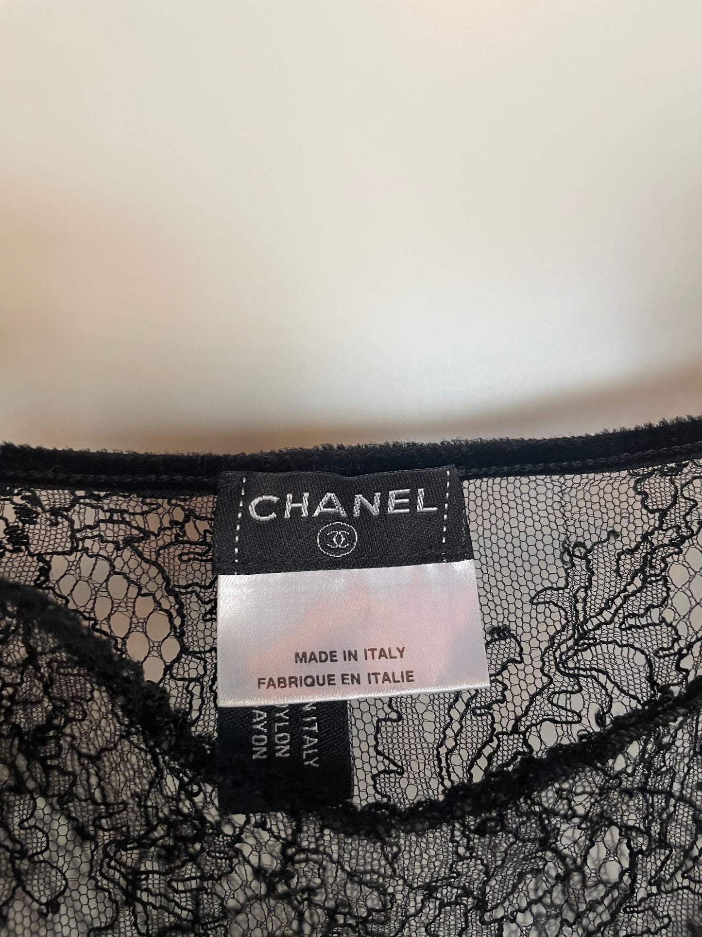 Chanel -  Blondetop m. Camelia & Emblem - str. S/M