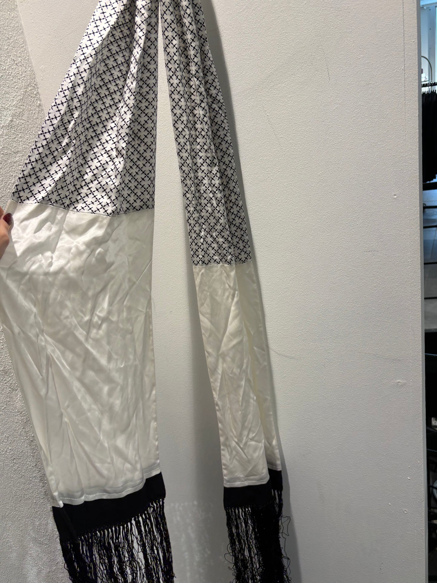 Malene Birger - Scarf w fringes - white/black - Medina’s Wardrobe