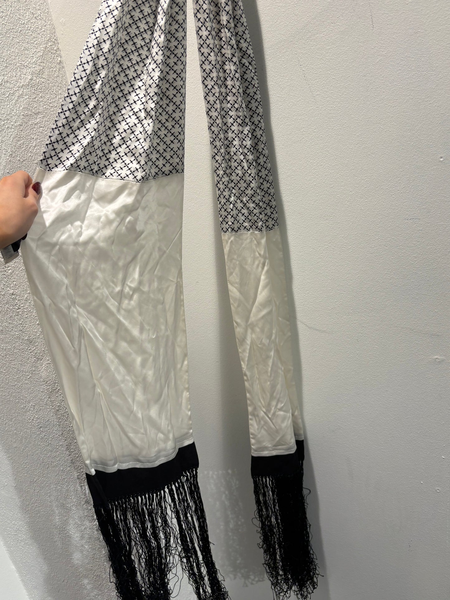 Malene Birger - Scarf w fringes - white/black - Medina’s Wardrobe