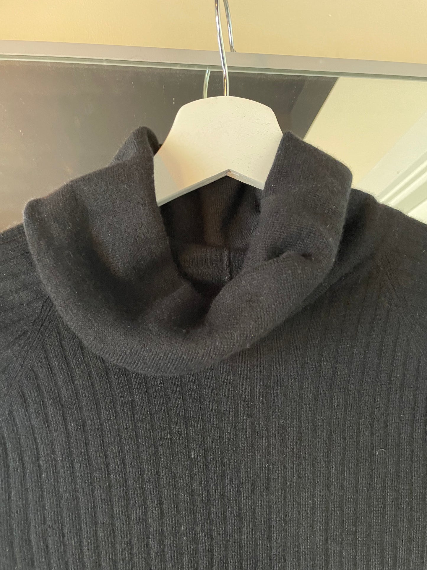 Chanel - Cashmere m. lange ærmer & Chanel emblem