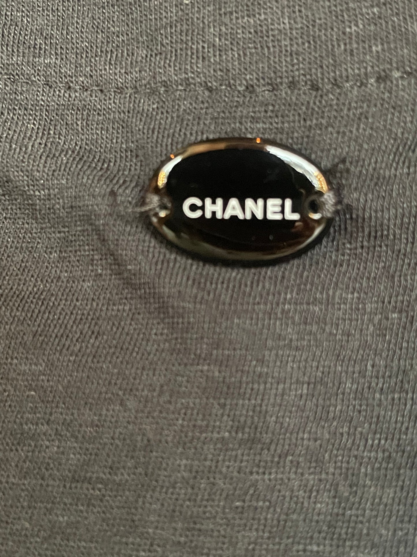 Chanel - T-shirt m. dyb v-åbning - 36/38