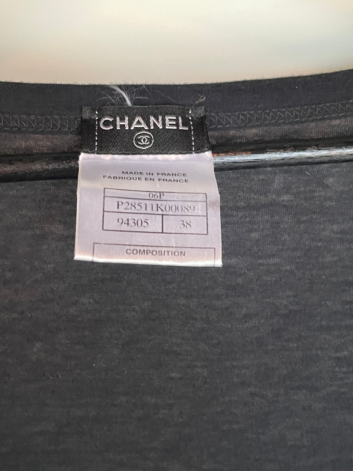 Chanel - T-shirt m. dyb v-åbning - 36/38