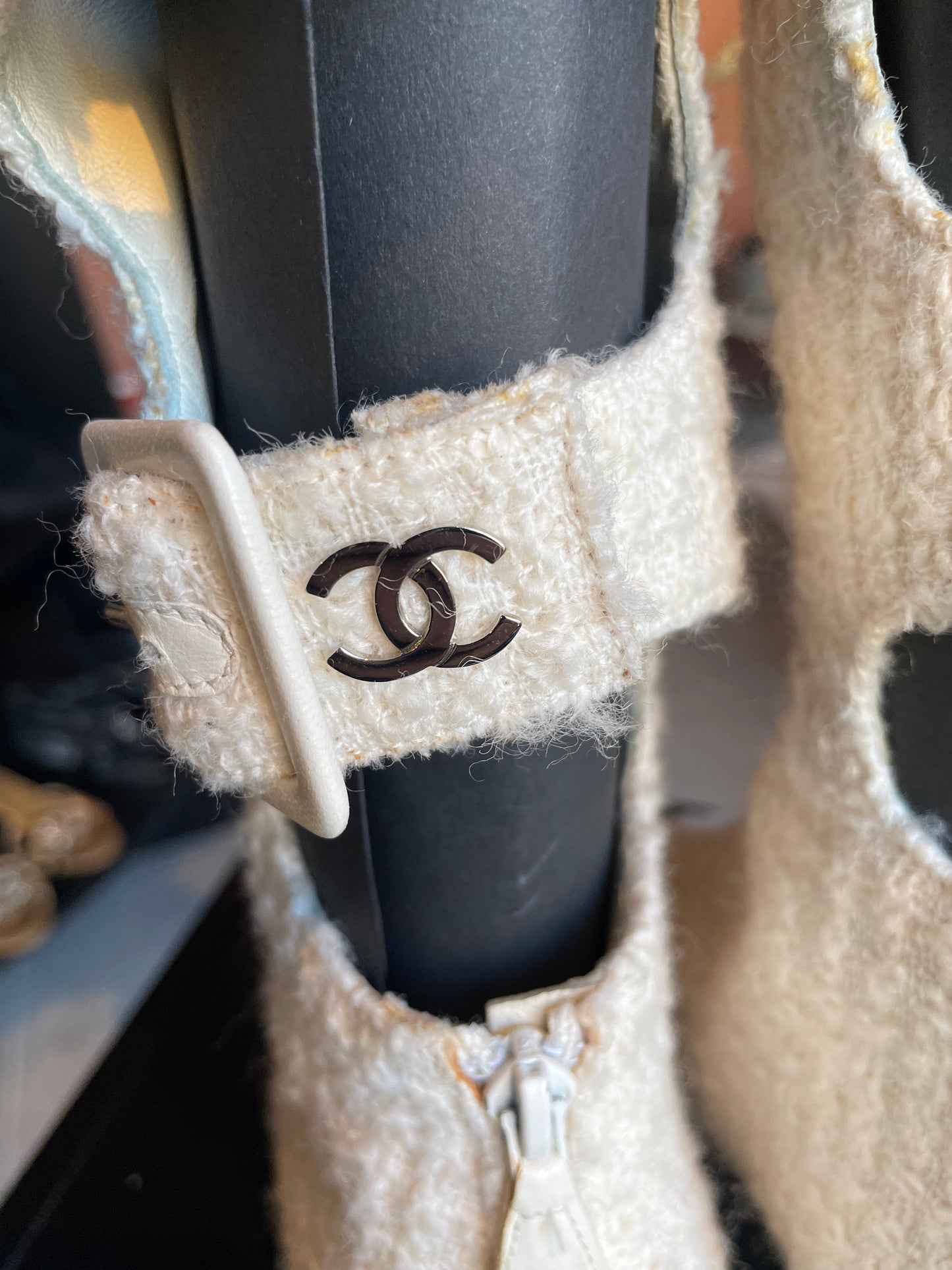 Chanel - knee-high støvle med spændelukninger langs læg. Bouclé.