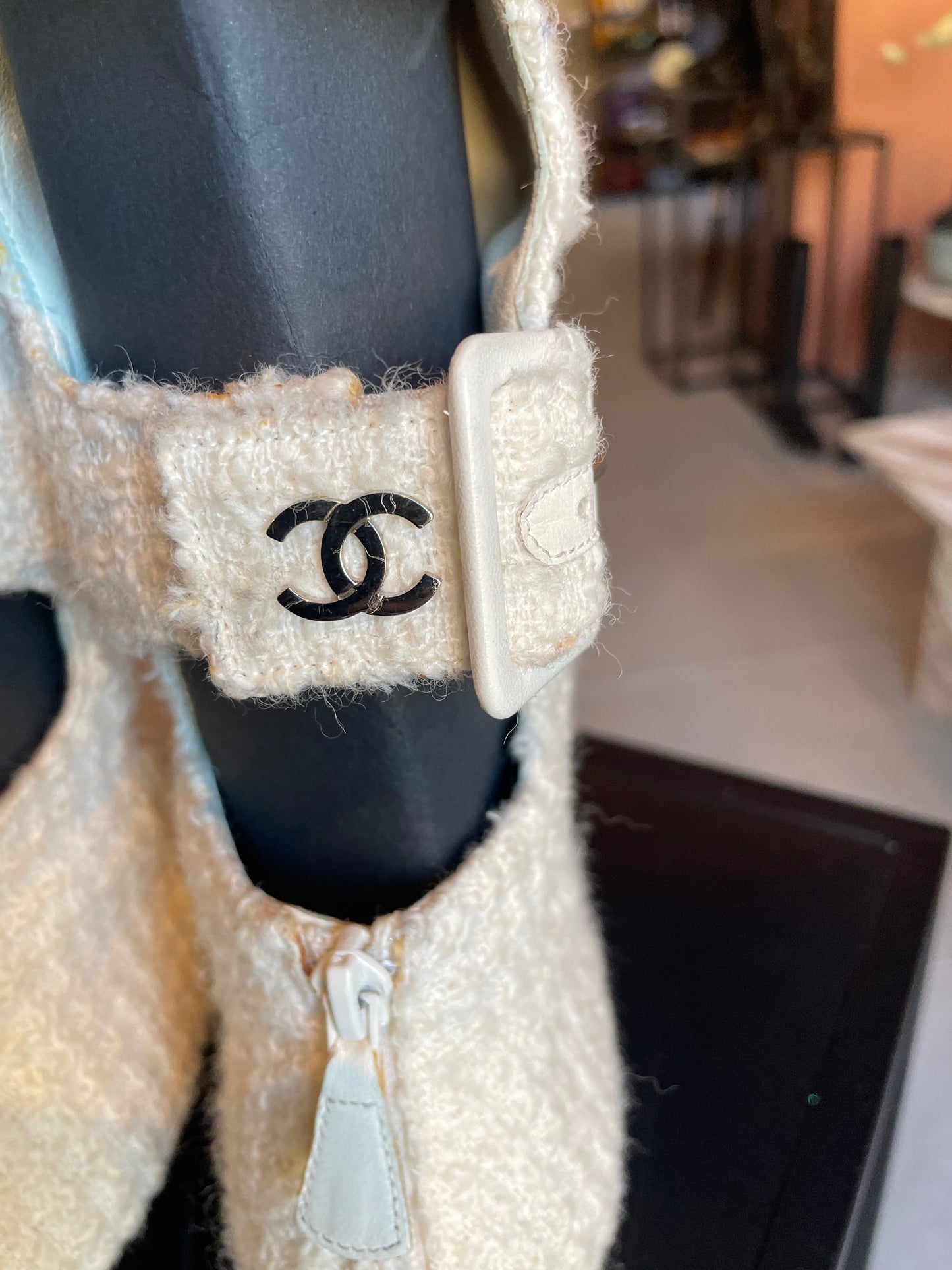 Chanel - knee-high støvle med spændelukninger langs læg. Bouclé.