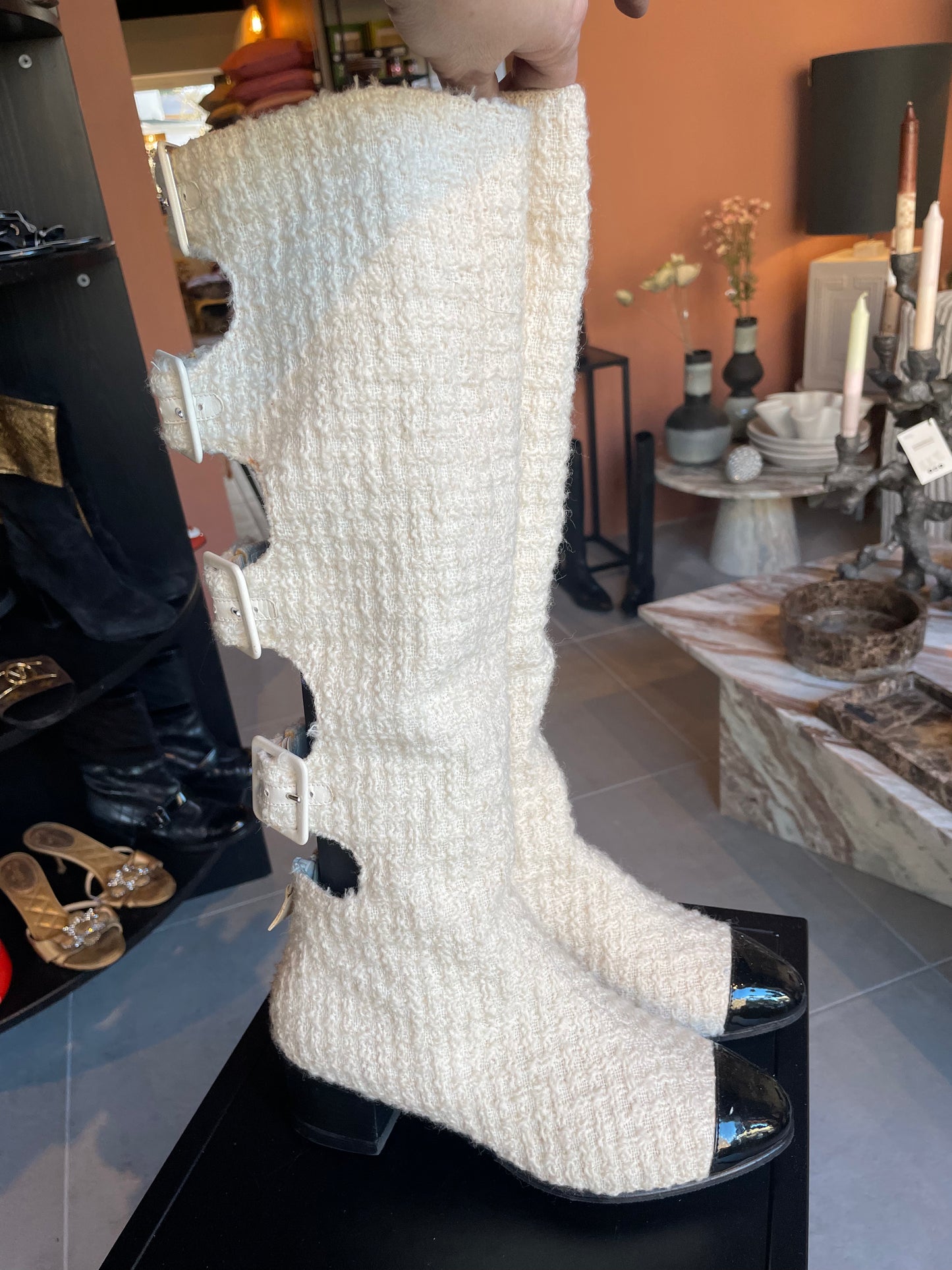 Chanel - knee-high støvle med spændelukninger langs læg. Bouclé.