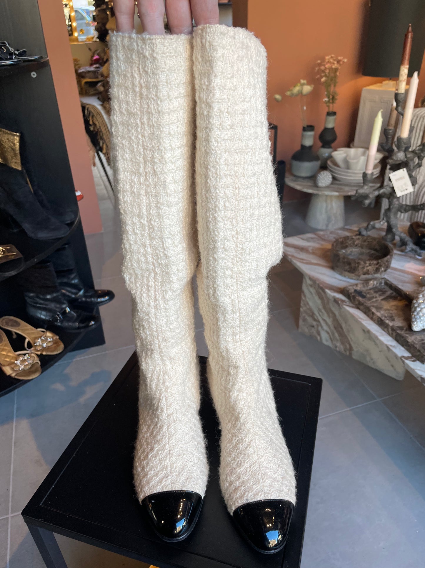 Chanel - knee-high støvle med spændelukninger langs læg. Bouclé.