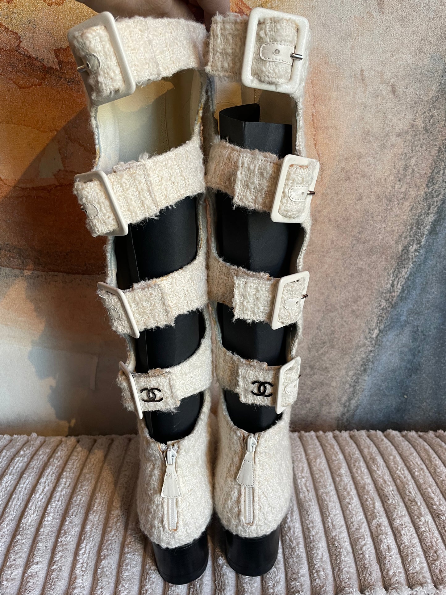 Chanel - knee-high støvle med spændelukninger langs læg. Bouclé.