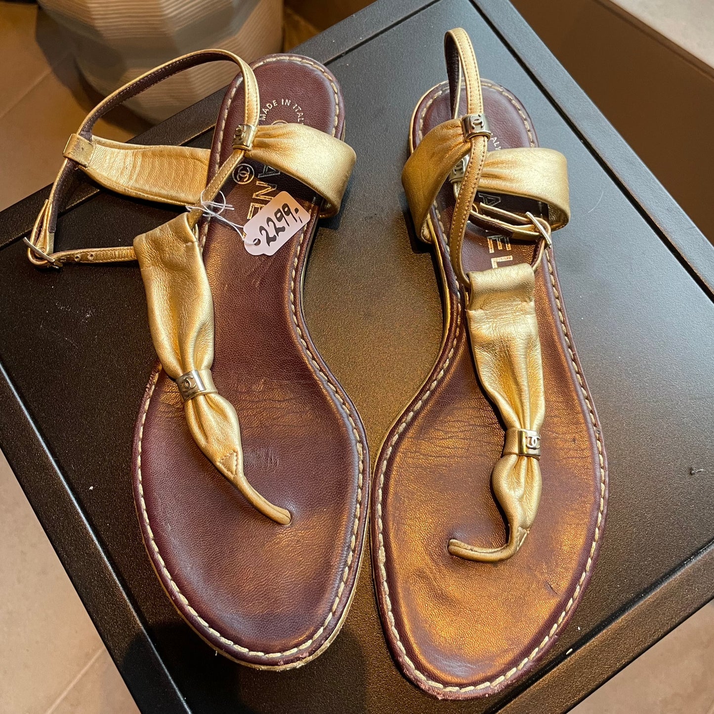 Chanel - Sandal i guld