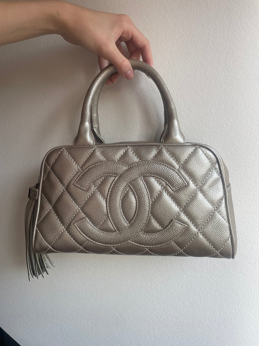 Chanel silvergold med kvast